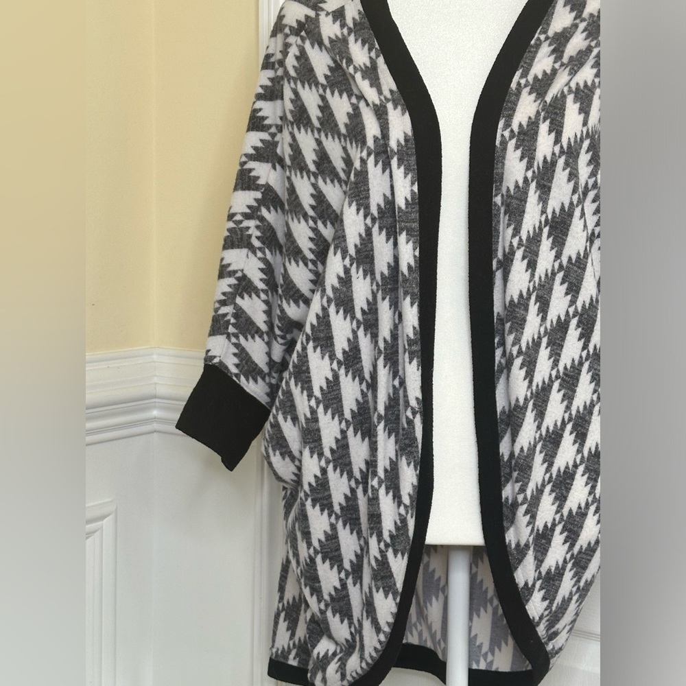 LuLaRoe Tracy Lightweight Sweater Knit Cardigan Size Small - Picture 3 of 11